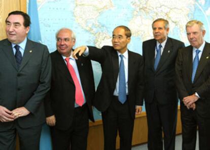 Graciano García, Vicente Álvarez Areces, Koichiro Matsuura, Yago Pico de Coaña y José Ramón Álvarez Rendueles, de izquierda a derecha, durante la recepción en la sede de la Unesco en París.
