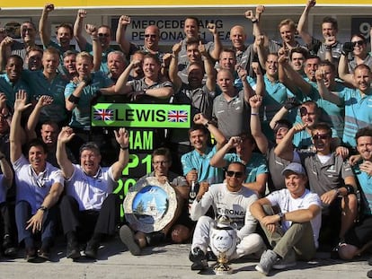 Lewis Hamilton celebra junto a todo el equipo de Mercedes la victoria en Hungría