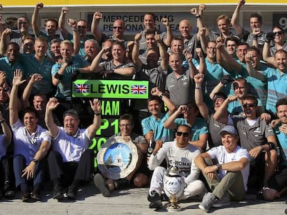 Lewis Hamilton celebra junto a todo el equipo de Mercedes la victoria en Hungría