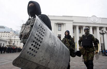 Los manifestantes opositores ucranianos ya controlan toda la ciudad de Kiev, incluidos los accesos a los edificios de la Administración estatal, vigilados por las llamadas autodefensas del Maidán (movimiento popular de protesta contra el presidente Víktor Yanukóvich), según pudo constatar Efe. En la imagen, miembros del Maidán en el exterior del Parlamento de Kiev, 22 de febrero de 2014.