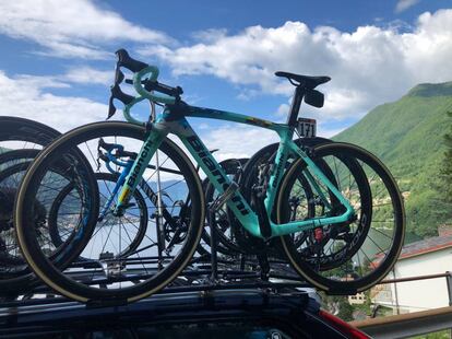 La bici de Roglic, en el coche del Movistar.