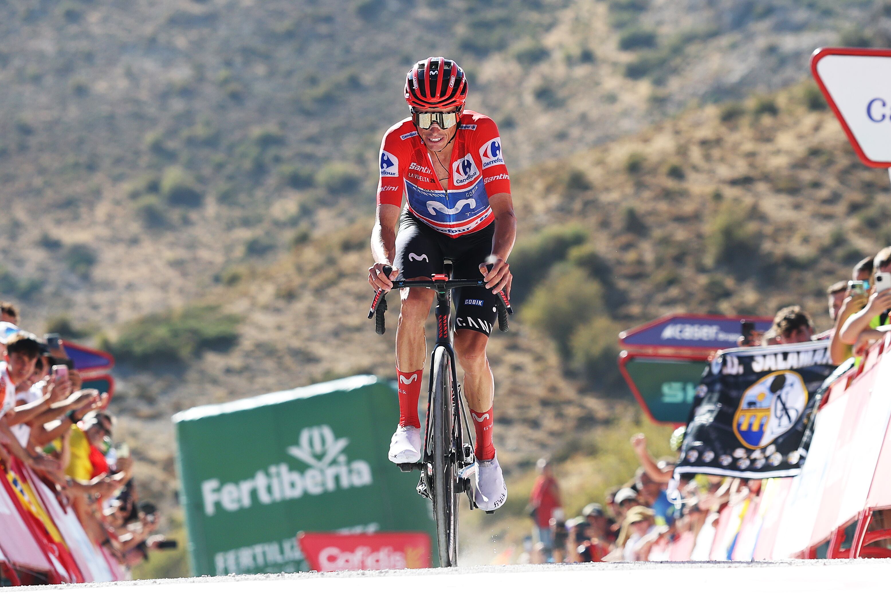 Enric Mas mantiene a raya a Roglic y acaricia la Vuelta a España en una etapa que gana Mikel Landa