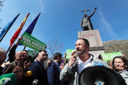 El presidente de Vox, Santiago Abascal, inició la campaña electoral con una ofrenda floral a la Santina en Covadonga, lugar considerado como el origen de La Reconquista con la victoria de don Pelayo sobre las tropas musulmanas, el 12 de abril.