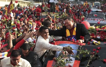 El presidente de Venezuela, Hugo Chávez, saluda emocionado a sus seguidores camino del aeropuerto.