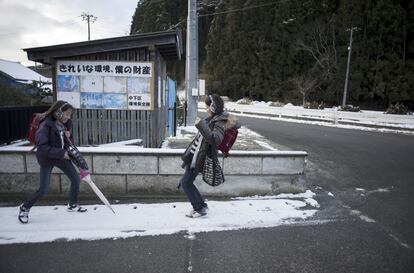 Dos escolares en la región costera de Tohoku, en Japón, donde golpeó un tsunami en 2011.