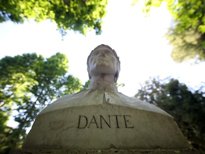 El busto de Dante Alighieri en el parque Villa Borghese, en Roma.