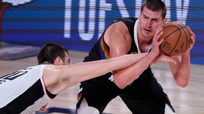 Jokic protege el balón ante Zubac.