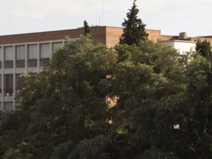 Antigua f&aacute;brica de Altadis, a orillas del Guadalquivir en Sevilla.