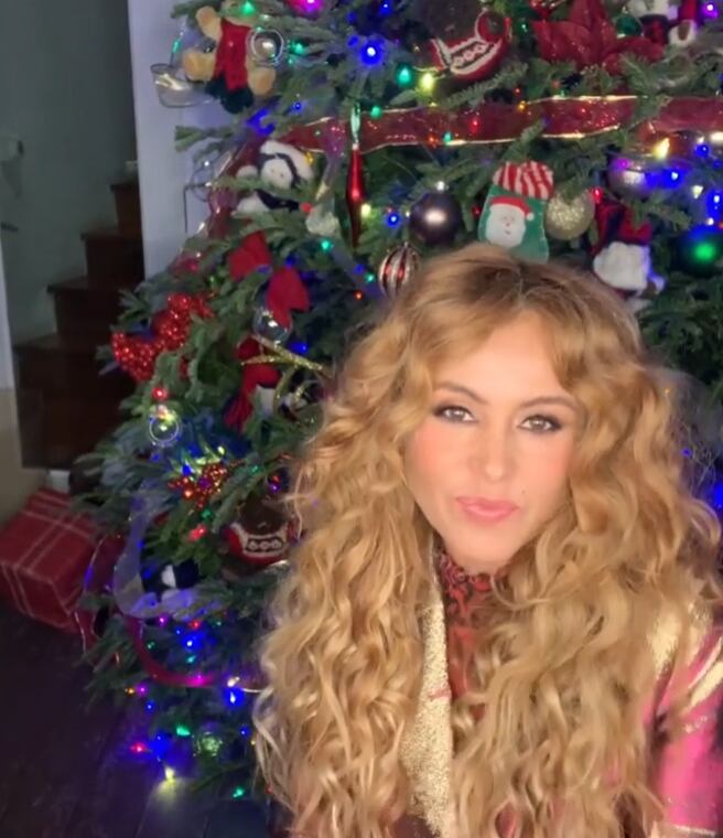 Paulina Rubio felicita la Navidad desde casa junto a su hijo Eros.