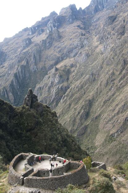 Ruinas incas en Perú con una impresionante vista al fondo.