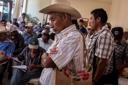 Miembros de las comunidades atienden una de las charlas mediante las cuales se sociabiliza la información acerca del 'fracking' en Xilitla, un pueblo de la Huasteca Potosina.