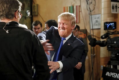 Donald Trump se despide del presentador Joe Scarborough después de una aparición televisiva en Des Moines, en el Estado de Iowa, 15 de enero de 2015.