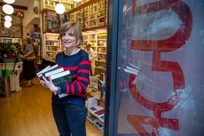 Elena Recalde, responsable de Lagun, posa en la entrada de la librería donostiarra.