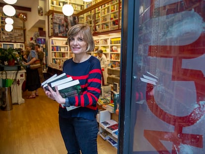 Elena Recalde, responsable de Lagun, posa en la entrada de la librería donostiarra.