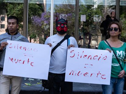 Manifestantes a las puertas del Instituto Mexicano del Seguro Social (IMSS) contra el desabasto de medicamentos para el VIH, en Ciudad de México, el 28 de febrero de 2020.