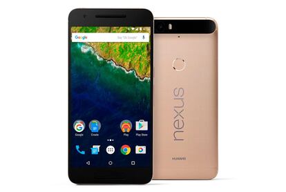 <strong>EL EQUILIBRIO DE UN ANDROID PURO CON UNA BATERÍA DE LAS QUE DURAN</strong></br>Un cúmulo de sensaciones es lo que propuso Google con la que era su bandera en el segmento de los móviles hasta la llegada de los Pixel:. El Nexus 6P es ya un veterano en el mercado, pero sigue siendo una de las mejores opciones para los que deseen comprar un smartphone equilibrado de alta gama y a un precio muy competitivo. <strong>Precio:</strong> desde 450 €. <strong>Procesador:</strong> Snapdragon 810. <strong>Tamaño de pantalla:</strong> 5,7’’. <strong>Memoria RAM:</strong> 3 GB.