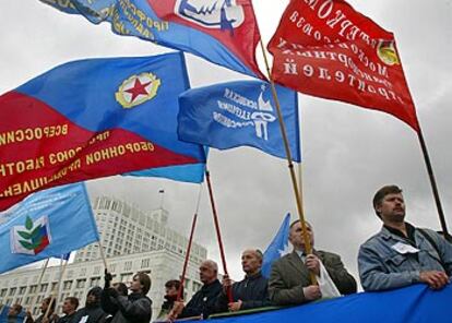 Sindicalistas rusos portan sus banderas durante la manifestación de ayer frente a la sede del Gobierno en Moscú.