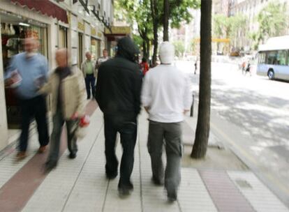 Dos de los tres policías implicados caminan por una céntrica calle de Madrid.