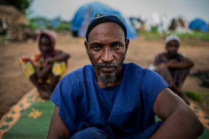 Abderramán Diakayaté, jefe de la aldea peul que se ha instalado en Banguetabá, en las afueras de Mopti, huyendo de la violencia. Detrás de él están sus hijas Oumou y Anta, ambas de 12 años, que han empezado a ir a la escuela en este campo de desplazados por primera vez en su vida. Oumou quiere ser médico y Anta, vendedora de leche. Ambas vieron cómo las milicias dogon quemaron su pueblo.