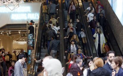 Decenas de personas abarrotan las escaleras mecánicas de la tienda de Primark, en la Gran Vía de Madrid
