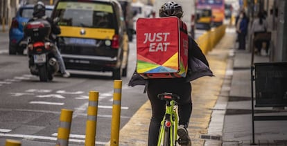 Un repartidor de Just Eat en bicicleta por Barcelona.