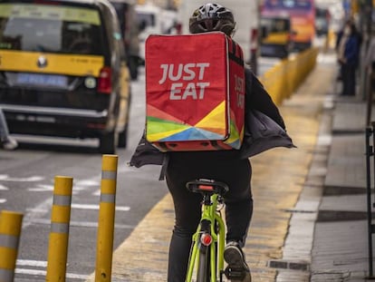 Un repartidor de Just Eat en bicicleta por Barcelona.
