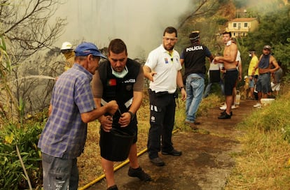 El ecologista ha criticado la falta de recursos destinados a la prevención: "Portugal gastó en 2014 70 millones en la extinción de fuegos, y 20 en prevenirlos", afirma. "Entre el domingo y este jueves se han quemado entre 40.000 y 50.000 hectáreas", dice Barreira, que cita al medio portugués Publico. Hasta el 15 de julio habían ardido en lo que va de año 7.400 hectáreas, según un informe del Instituto de Conservación de la Naturaleza portugués citado por este miembro de WWF. En la foto, civiles y oficiales de policía hacen una cadena humana para intentar apagar un incendio forestal que se aproxima a unas viviendas, en Sao Joao Latrão de Madeira.