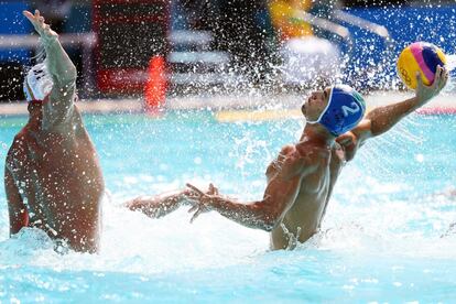 El italiano Francesco di Fulvio en una acción contra el español Guillermo Molina Ríos durante la ronda preliminar de watrepolo masculino de hoy.