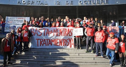 Varios afectados por la Hepatitis C concentrados a las puertas del Hospital 12 de Octubre antes de iniciar su encierro. 