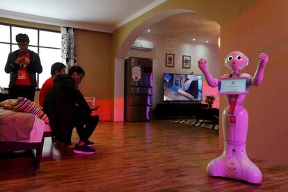 Alibaba utiliza el evento para demostrar su capacidad de movilización y presumir de nuevas tecnologías, como un robot que ayuda en las tareas domésticas. En la imagen, un robot presenta una casa inteligente en una exposición del Grupo Alibaba durante el Día del Soltero en Shenzhen.