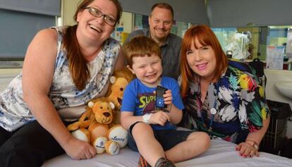 Xavier Homes, diabético de cuatro años, con la bomba de insulina inteligente que le han instalado en el Hospital Infantil Princesa Margarita de Perth (Australia).