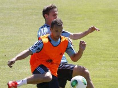 Soldado lucha con Monreal durante un entrenamiento