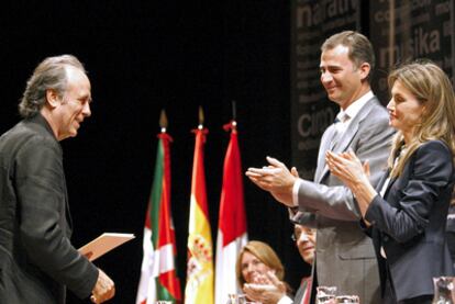 El cantante Joan Manuel Serrat recibe el premio Nacional de Cultura de manos de los príncipes de Asturias en Bilbao.