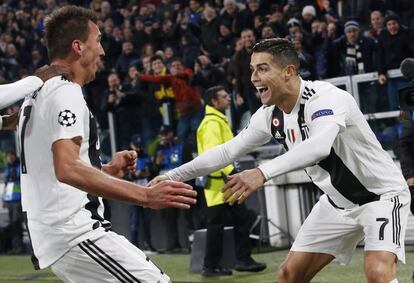 Mandzukic y Cristiano Ronaldo celebran el gol de la Juventus.