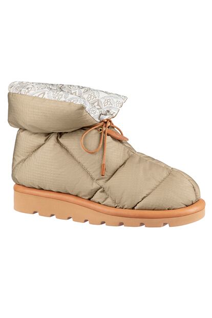 Mantener los pies calientes sin renunciar a la comodidad de unas zapatillas de estar por casa es el objetivo de estos botines de Louis Vuitton.
