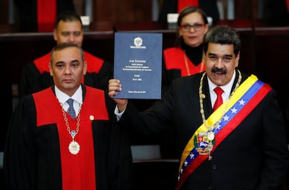 Nicolás Maduro sostiene el acta de juramento tras la toma de su cargo durante la ceremonia de inauguración de su segundo mandato, en la Corte Suprema de Justicia, en Caracas.