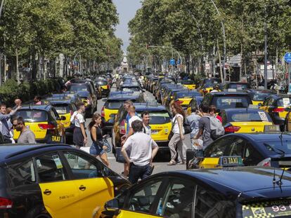 Taxistas de Barcelona colapsando la ciudad tras el auto del TSJC que mantiene la suspensión cautelar de la normativa del Área Metropolitana de Barcelona que pone coto al crecimiento de Uber y Cabify en Barcelona y beneficia al taxi