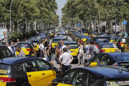 Taxistas de Barcelona colapsando la ciudad tras el auto del TSJC que mantiene la suspensión cautelar de la normativa del Área Metropolitana de Barcelona que pone coto al crecimiento de Uber y Cabify en Barcelona y beneficia al taxi
