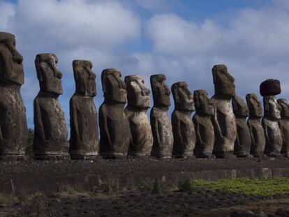 Moáis de la isla de Pascua construidos por los rapanui.