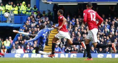 Demba Ba marca el unico gol del partido ante el Manchester United en el partido de desempate de los cuartos de final de la FA Cup.