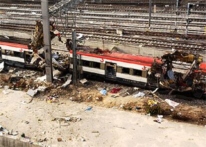 Vagones destrozados de uno de los trenes de cercanías que sufrieron el atentado terrorista del 11-M.