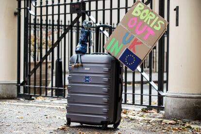 Un cartel, una maleta y un maniquí que representa a la primera ministra británica, Theresa May, a las afueras de la residencia del secretario de Asuntos Exteriores, cerca del Palacio de Buckingham de Londres (Reino Unido).