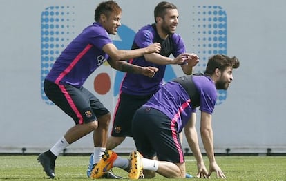 Neymar, Alba y Piqué bromean en un entrenamiento.