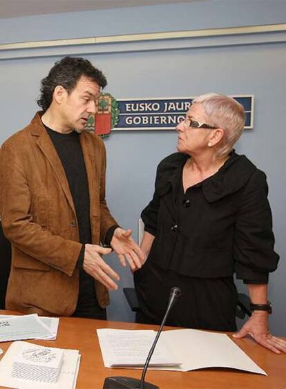 Txema Urkijo y Marixabel Lasa, al presentar ayer el acto de homenaje a las víctimas.