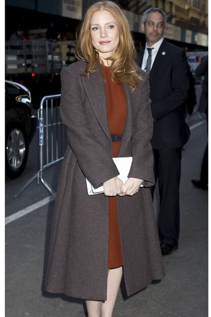 Jessica Chastain hizo un guiño a Calvin Klein al acudir a su fashion show con un estilo minimalista a base de abrigo y vestido recto marcando la cintura.