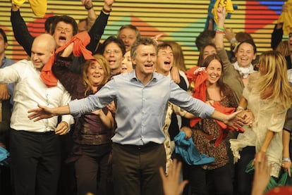 El alcalde de Buenos Aires, Mauricio Macri (centro), celebra la victoria en los comicios locales del domingo.