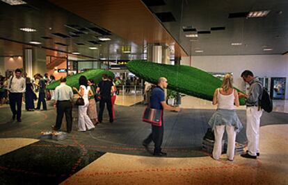 Instalación del proyecto de arquitecturas efímeras en el aeropuerto de Valencia, ubicado en Manises.