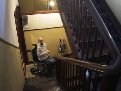 Josu Cifuentes, en silla de ruedas en el rellano del tercer piso de su casa en Bergara (Gipuzkoa)