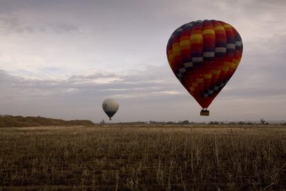 Dos globos a punto de aterrizar tras un vuelo en Aranjuez. Durante el trayecto, es el viento quien guía los globos. Se sabe de donde se despega pero nunca dónde se aterriza, aseguran los pilotos.