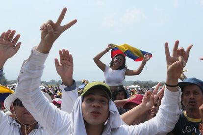 Varias personas posan durante el 'Venezuela Aid Live'.